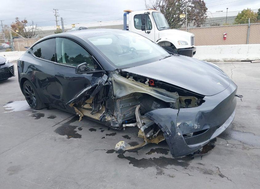 2024 Tesla Model Y LONG RANGE DUAL MOTOR ALL-WHEEL DRIVE (VIN 7SAYGDEE6RF025657) main photo