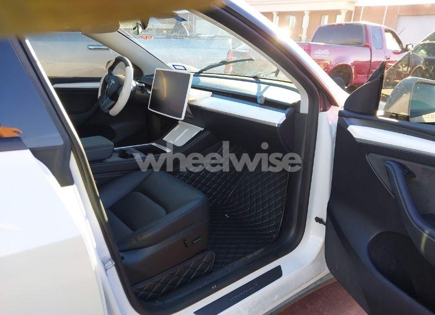 Photo 5 of 2023 Tesla Model Y AWD/LONG RANGE DUAL MOTOR ALL-WHEEL DRIVE (VIN 7SAYGDEE7PA042008)