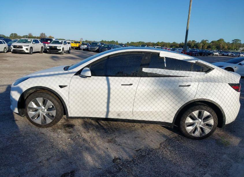 Photo 3 of 2023 Tesla Model Y AWD/LONG RANGE DUAL MOTOR ALL-WHEEL DRIVE (VIN 7SAYGDEE7PA069418)