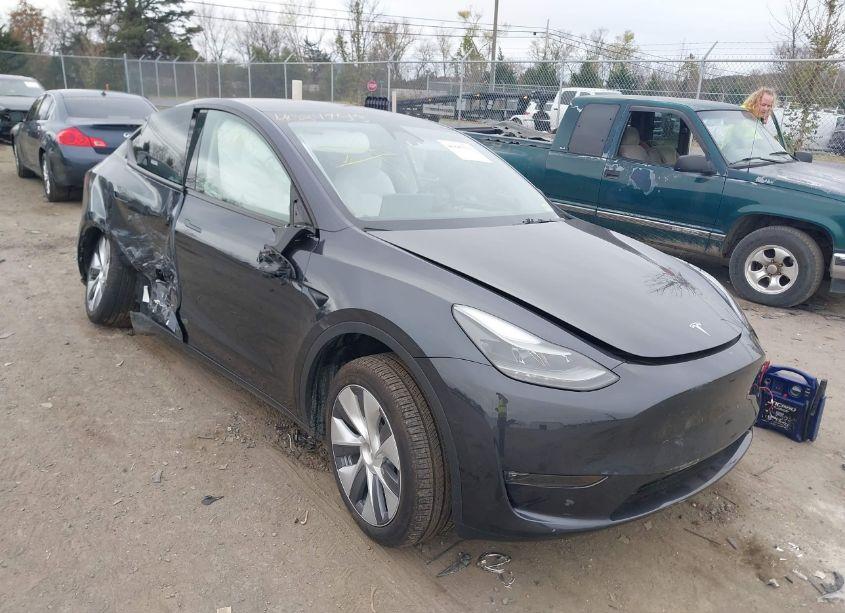 2024 Tesla Model Y LONG RANGE DUAL MOTOR ALL-WHEEL DRIVE (VIN 7SAYGDEE7RA263739) main photo
