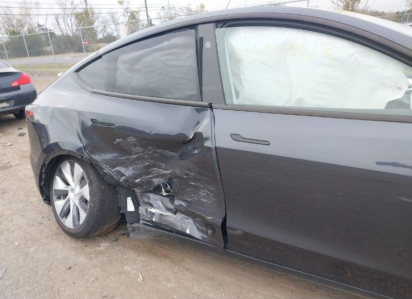 Photo 6 of 2024 Tesla Model Y LONG RANGE DUAL MOTOR ALL-WHEEL DRIVE (VIN 7SAYGDEE7RA263739)