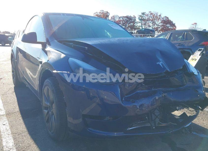 2024 Tesla Model Y LONG RANGE DUAL MOTOR ALL-WHEEL DRIVE (VIN 7SAYGDEE7RA307142) main photo