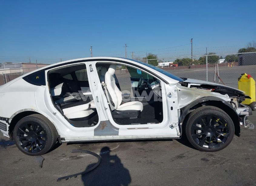 Photo 6 of 2022 Tesla Model Y LONG RANGE DUAL MOTOR ALL-WHEEL DRIVE (VIN 7SAYGDEE8NF422636)