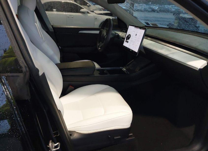 Photo 5 of 2022 Tesla Model Y LONG RANGE DUAL MOTOR ALL-WHEEL DRIVE (VIN 7SAYGDEE8NF534630)