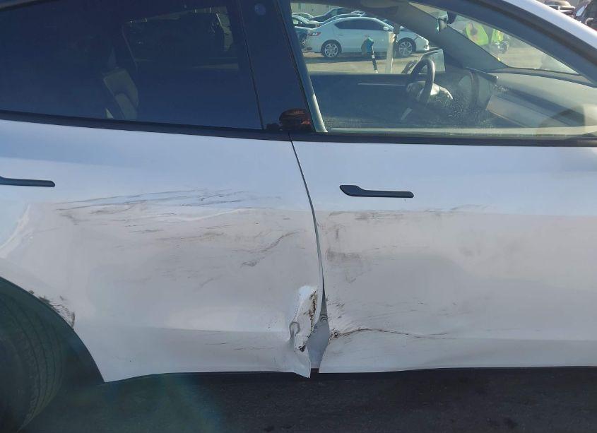 Photo 6 of 2023 Tesla Model Y AWD/LONG RANGE DUAL MOTOR ALL-WHEEL DRIVE (VIN 7SAYGDEE8PA074272)