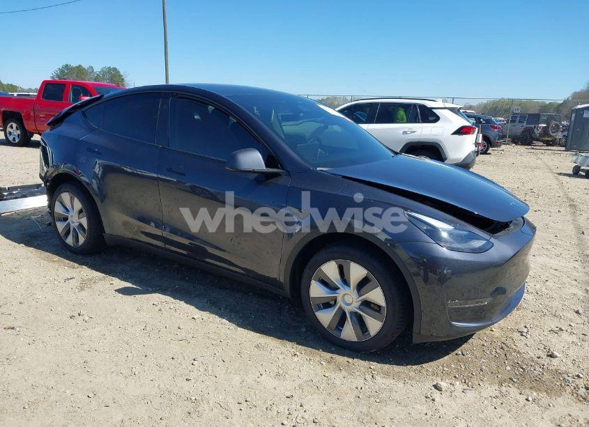 2024 Tesla Model Y LONG RANGE DUAL MOTOR ALL-WHEEL DRIVE (VIN 7SAYGDEE8RA262082) main photo