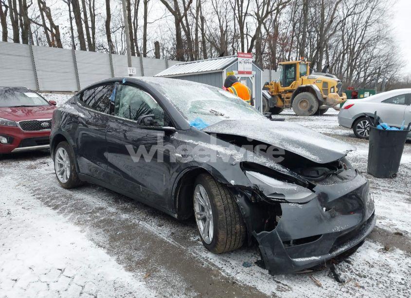 2024 Tesla Model Y LONG RANGE DUAL MOTOR ALL-WHEEL DRIVE (VIN 7SAYGDEE8RF084001) main photo