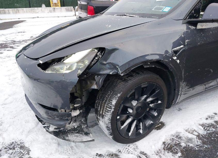 Photo 6 of 2023 Tesla Model Y AWD/LONG RANGE DUAL MOTOR ALL-WHEEL DRIVE (VIN 7SAYGDEE9PF756581)