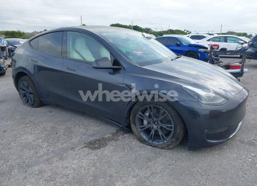 2024 Tesla Model Y LONG RANGE DUAL MOTOR ALL-WHEEL DRIVE (VIN 7SAYGDEE9RA325206) main photo