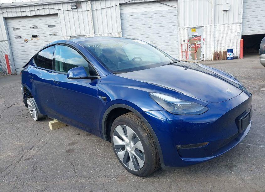 2024 Tesla Model Y LONG RANGE DUAL MOTOR ALL-WHEEL DRIVE (VIN 7SAYGDEE9RF035101) main photo