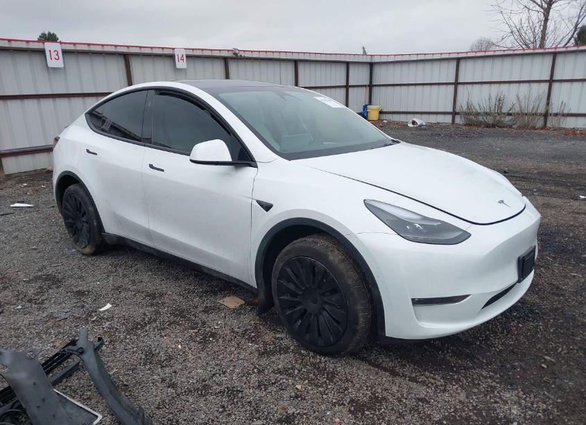 2024 Tesla Model Y LONG RANGE DUAL MOTOR ALL-WHEEL DRIVE (VIN 7SAYGDEE9RF072391) main photo