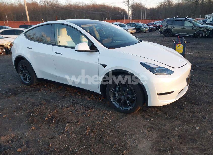 2024 Tesla Model Y LONG RANGE DUAL MOTOR ALL-WHEEL DRIVE (VIN 7SAYGDEE9RF180607) main photo