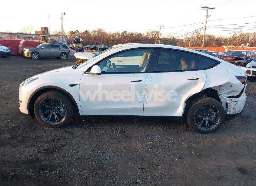 Photo 14 of 2024 Tesla Model Y LONG RANGE DUAL MOTOR ALL-WHEEL DRIVE (VIN 7SAYGDEE9RF180607)