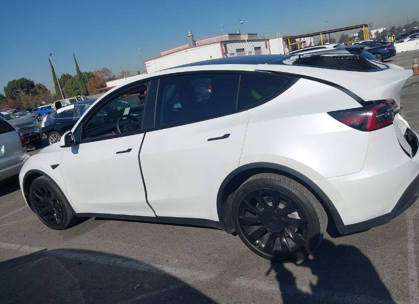 Photo 14 of 2022 Tesla Model Y LONG RANGE DUAL MOTOR ALL-WHEEL DRIVE (VIN 7SAYGDEEXNF410746)