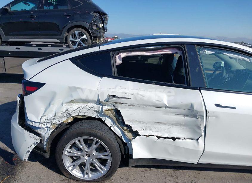 Photo 6 of 2023 Tesla Model Y AWD/LONG RANGE DUAL MOTOR ALL-WHEEL DRIVE (VIN 7SAYGDEEXPA123374)