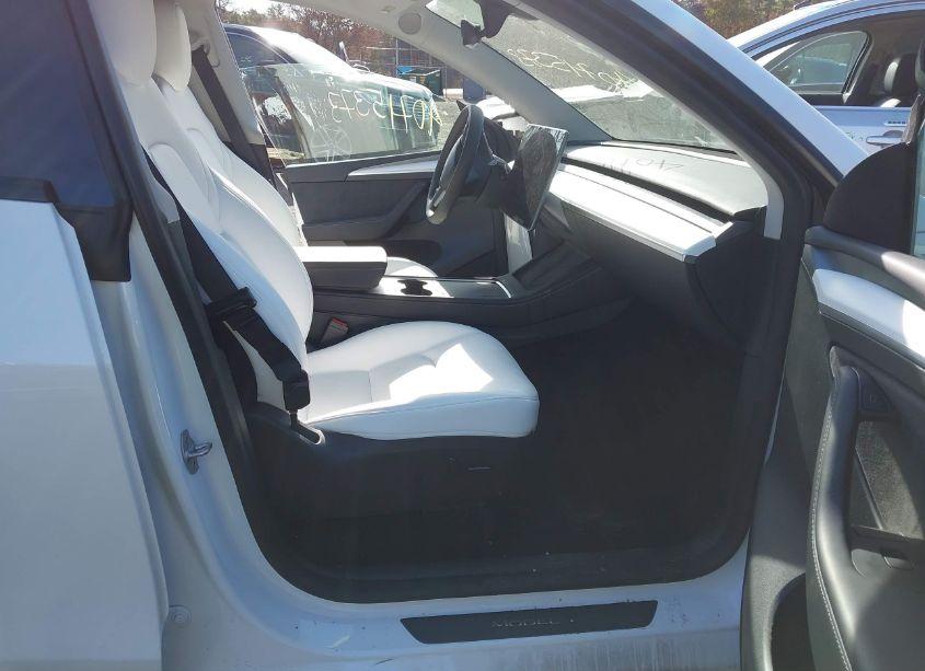 Photo 5 of 2023 Tesla Model Y AWD/LONG RANGE DUAL MOTOR ALL-WHEEL DRIVE (VIN 7SAYGDEEXPF876275)