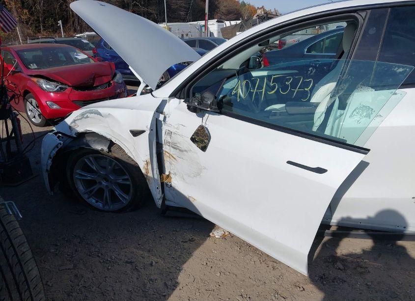 Photo 6 of 2023 Tesla Model Y AWD/LONG RANGE DUAL MOTOR ALL-WHEEL DRIVE (VIN 7SAYGDEEXPF876275)