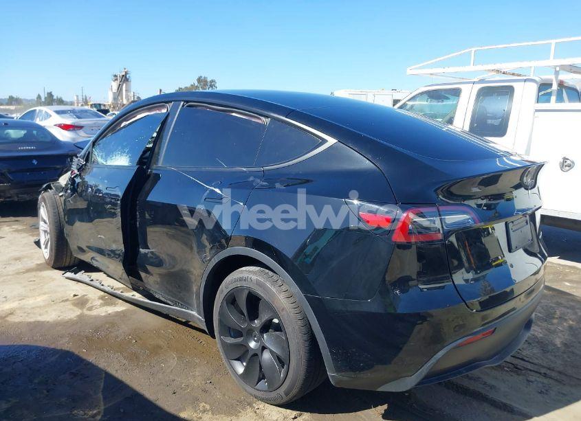 Photo 3 of 2023 Tesla Model Y AWD/LONG RANGE DUAL MOTOR ALL-WHEEL DRIVE (VIN 7SAYGDEEXPF958037)