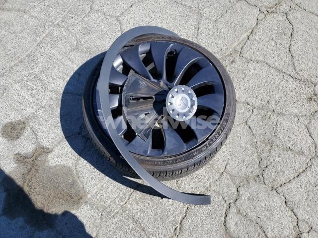 Photo 4 of 2024 TESLA MODEL Y (VIN 7SAYGDEF1RF051818)