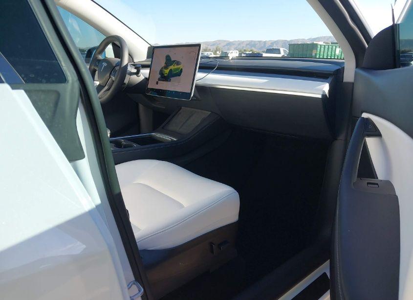 Photo 5 of 2022 Tesla Model Y PERFORMANCE DUAL MOTOR ALL-WHEEL DRIVE (VIN 7SAYGDEF4NF452693)