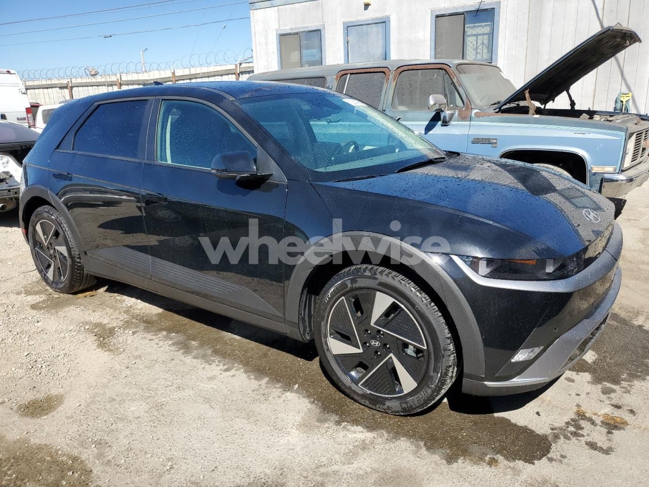 Photo 4 of 2025 HYUNDAI IONIQ 5 SE (VIN 7YAKM4DBXSY002366)
