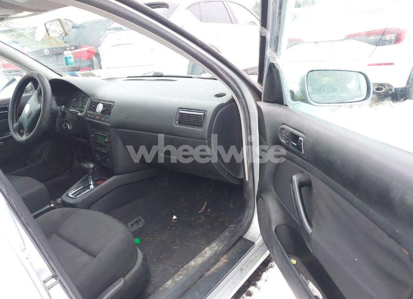 Photo 5 of 2005 Volkswagen Golf GL 2.0L (VIN 9BWFL61J054001568)