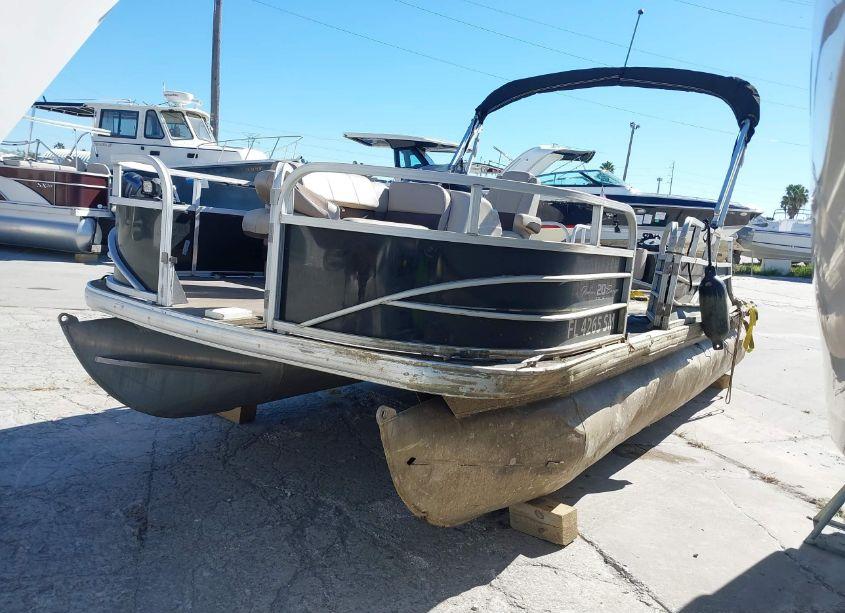 Photo 2 of 2019 Suntracker Other N/A (VIN BUJ02066L819)