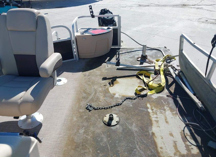 Photo 8 of 2019 Suntracker Other N/A (VIN BUJ02066L819)