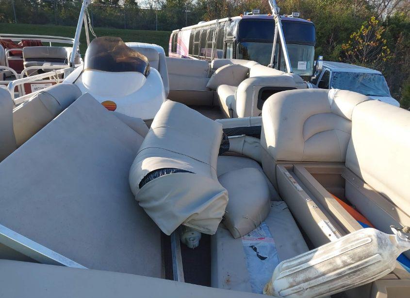 Photo 6 of 2002 Suntracker Pontoon N/A (VIN BUJ06124G102)