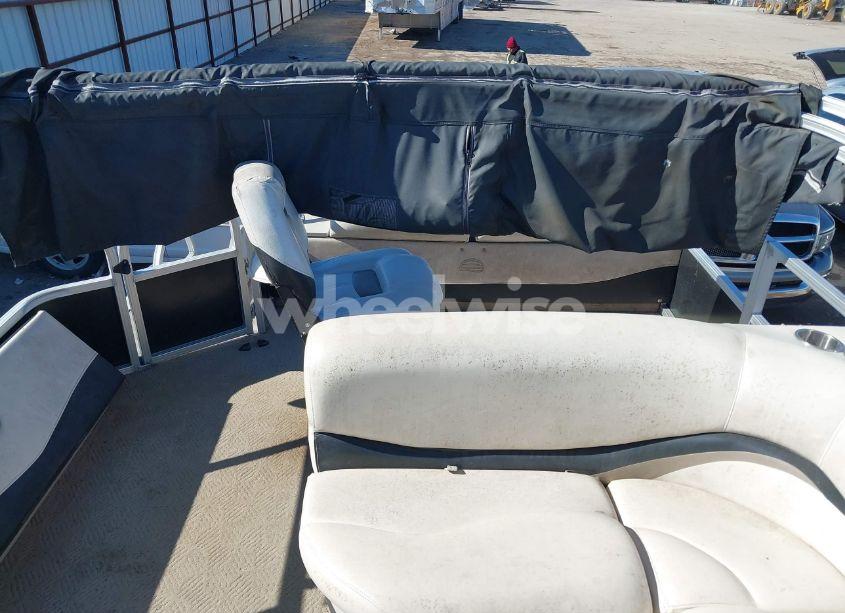 Photo 18 of 2010 Suntracker Pontoon 21FT (VIN BUJ09031J011)