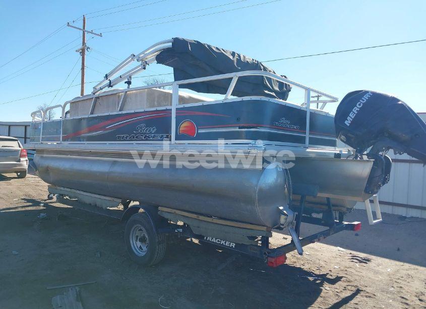 Photo 3 of 2010 Suntracker Pontoon 21FT (VIN BUJ09031J011)