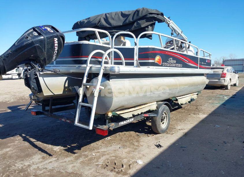 Photo 4 of 2010 Suntracker Pontoon 21FT (VIN BUJ09031J011)