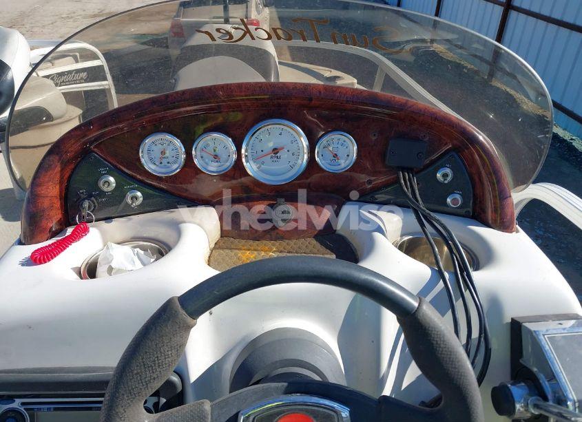 Photo 7 of 2010 Suntracker Pontoon 21FT (VIN BUJ09031J011)