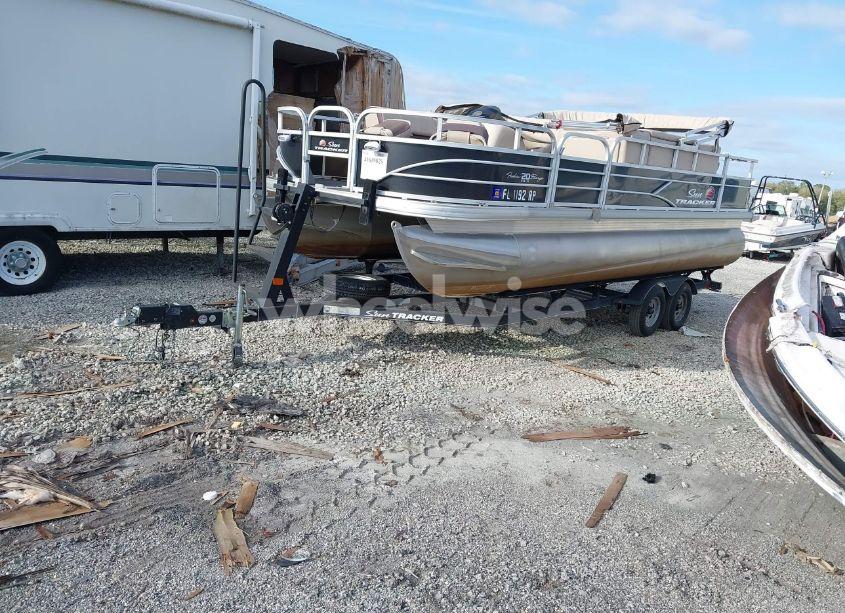 Photo 2 of 2018 Suntracker Other N/A (VIN BUJ53806I718)