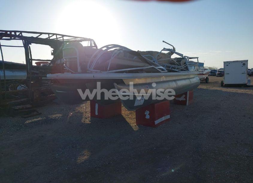 Photo 2 of 2021 Suntracker Other N/A (VIN BUJ62675G021)