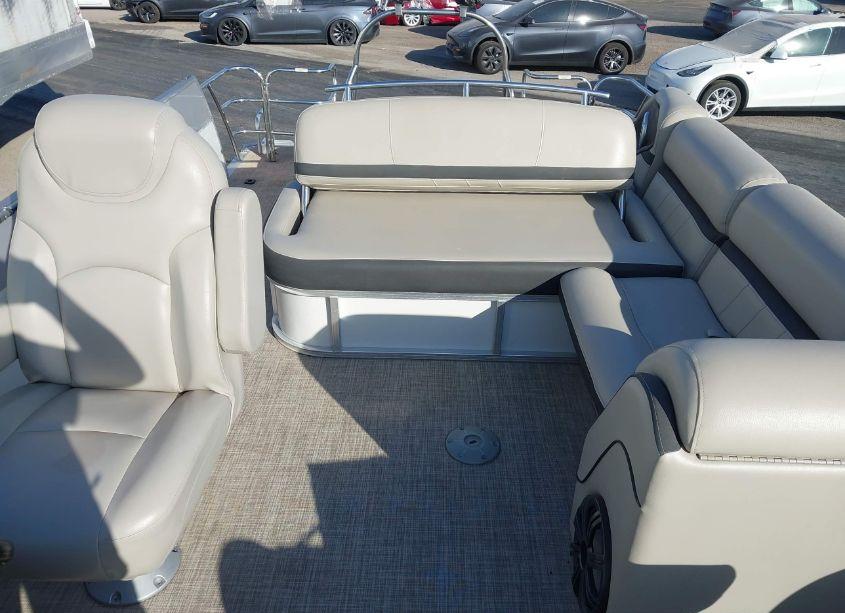 Photo 8 of 2019 Southbay Boat & TRAILER (VIN FRU42696J819)