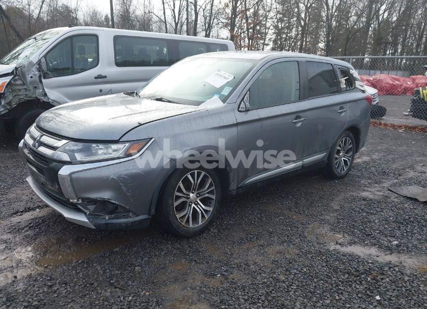 Photo 2 of 2018 Mitsubishi Outlander ES (VIN JA4AD2A30JZ038235)