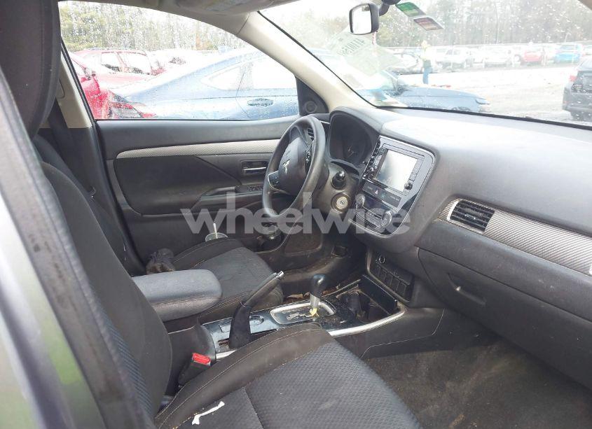 Photo 5 of 2018 Mitsubishi Outlander ES (VIN JA4AD2A30JZ038235)