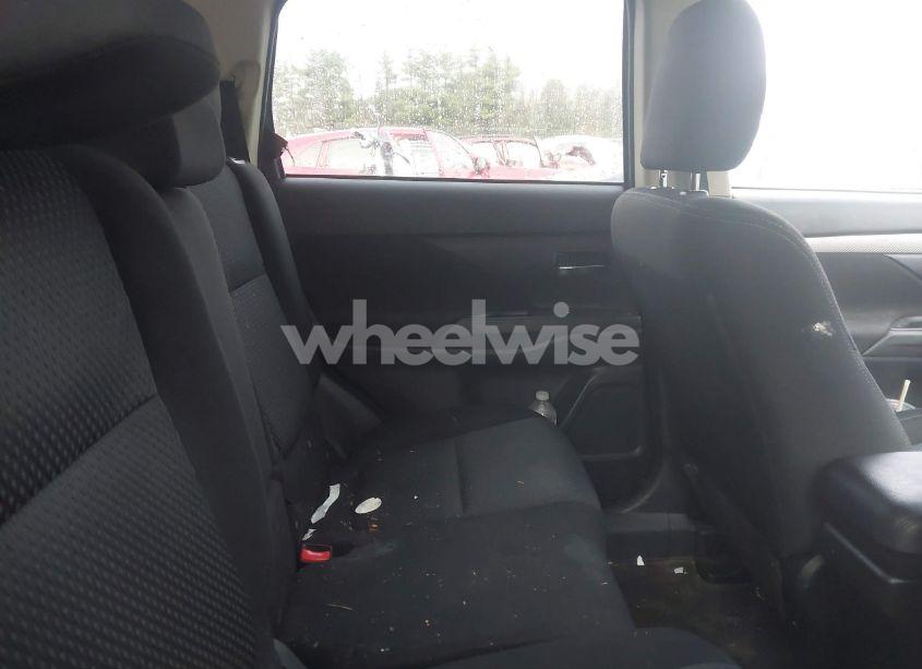 Photo 8 of 2018 Mitsubishi Outlander ES (VIN JA4AD2A30JZ038235)