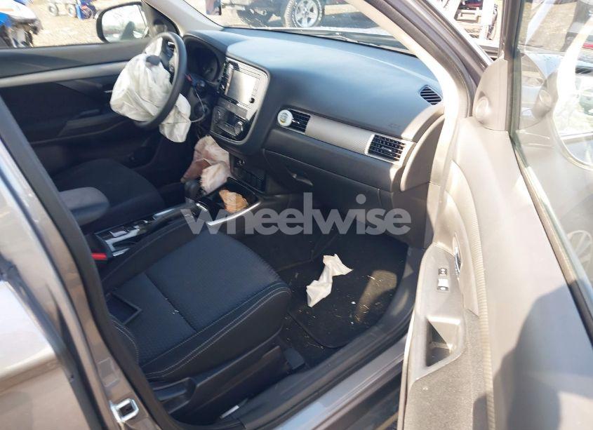 Photo 5 of 2018 Mitsubishi Outlander ES (VIN JA4AD2A33JZ017282)