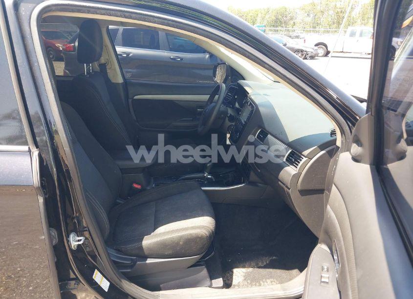 Photo 5 of 2018 Mitsubishi Outlander ES (VIN JA4AD2A33JZ069124)