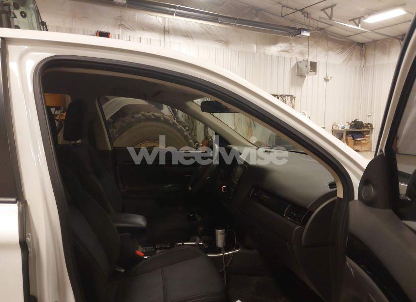 Photo 5 of 2019 Mitsubishi Outlander ES (VIN JA4AD2A34KZ031550)