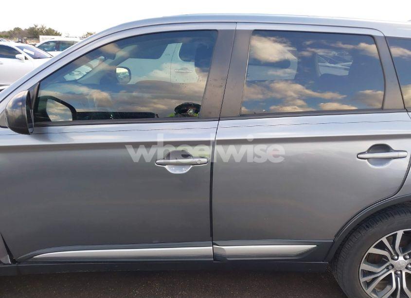 Photo 15 of 2018 Mitsubishi Outlander ES (VIN JA4AD2A35JZ010169)