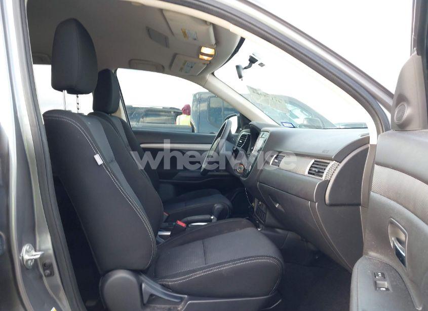 Photo 5 of 2018 Mitsubishi Outlander ES (VIN JA4AD2A35JZ010169)