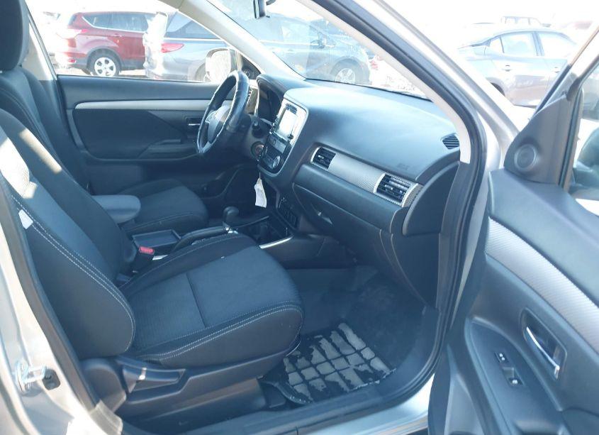 Photo 5 of 2018 Mitsubishi Outlander ES (VIN JA4AD2A36JZ015672)