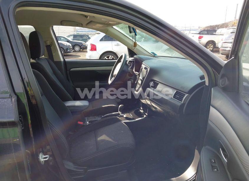 Photo 5 of 2018 Mitsubishi Outlander ES (VIN JA4AD2A39JZ052568)