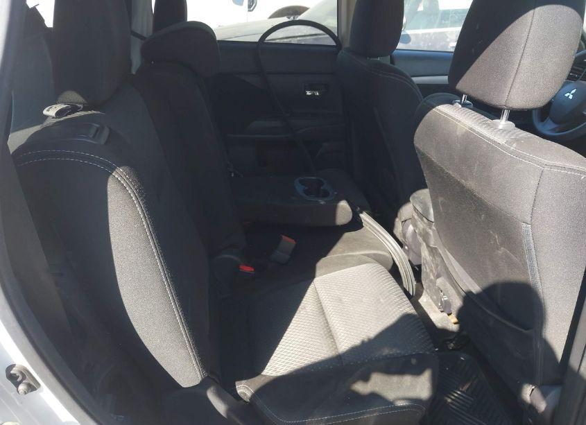 Photo 8 of 2018 Mitsubishi Outlander ES (VIN JA4AD2A39JZ063750)