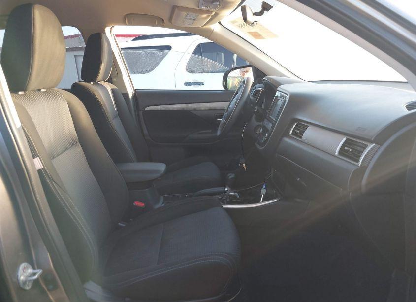 Photo 5 of 2018 Mitsubishi Outlander ES (VIN JA4AD2A3XJJ002597)
