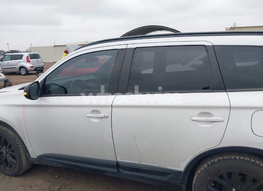 Photo 15 of 2018 Mitsubishi Outlander LE (VIN JA4AD3A30JZ021442)