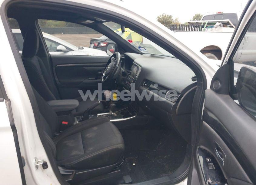 Photo 5 of 2018 Mitsubishi Outlander LE (VIN JA4AD3A30JZ021442)